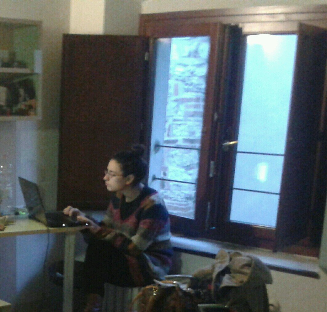 non mi domandare sotto quale tetto mi sono rifiugiata: non mi impegnai a giurare per un credo e così mi trovo, ovunque il tempo mi porti, un' ospite.
