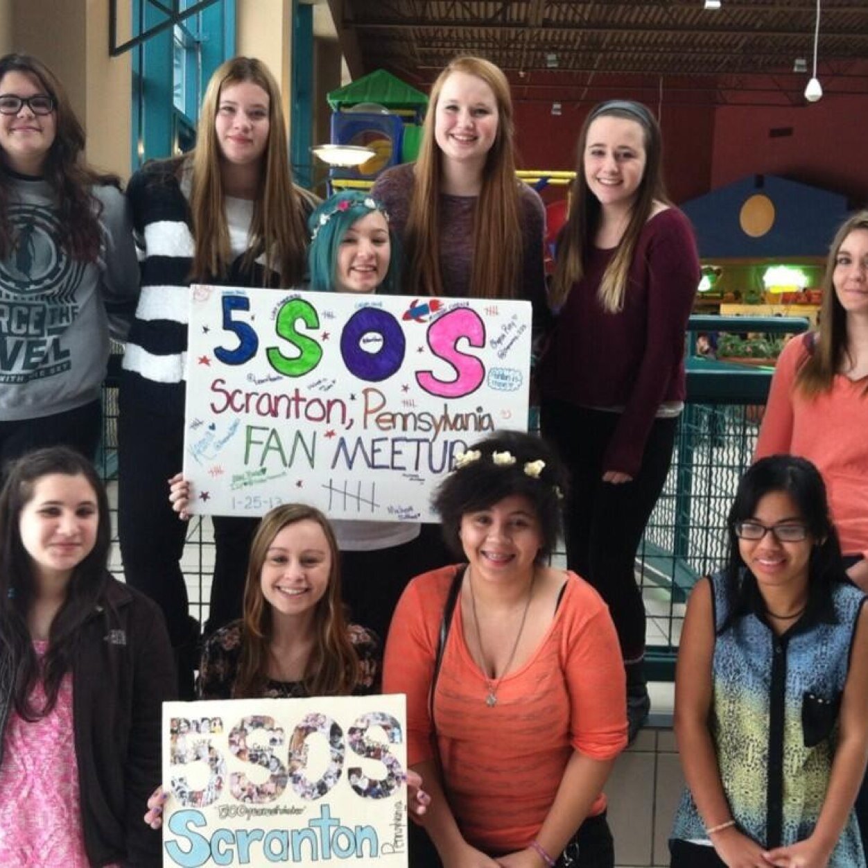 Account for our 5SOS fan meetups in Scranton, Pennslyvania! ❤️@5SOS / @MAGCONTOUR fan meet up this saturday around 7 or 7:30 at Idle Hour Lanes  Scranton PA