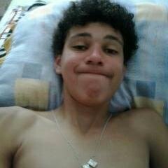 Quero mais é jogar o meu simples vôlei, conversar com meus AMIGOS, parentes, escutar minhas musicas, ser feliz e o RESTO que se foda.