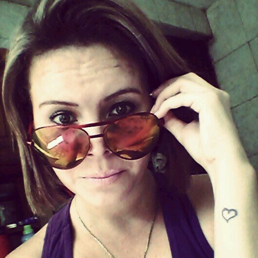 Faço Faculdade de Enfermagem,Casada e tenho 23 aninhos ;)) S