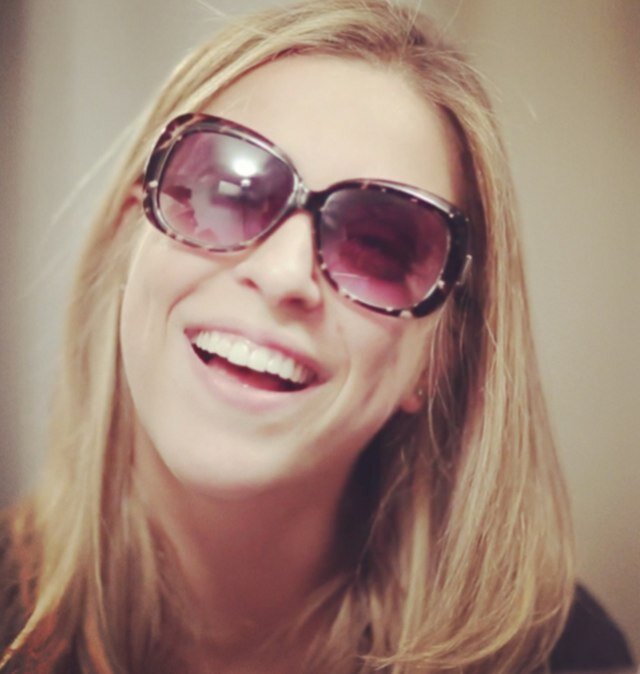 Seu sorriso é o motivo do meu @ajuliarabello ❥ Primeiro Fã-Clube da Júlia Rabello no twitter.