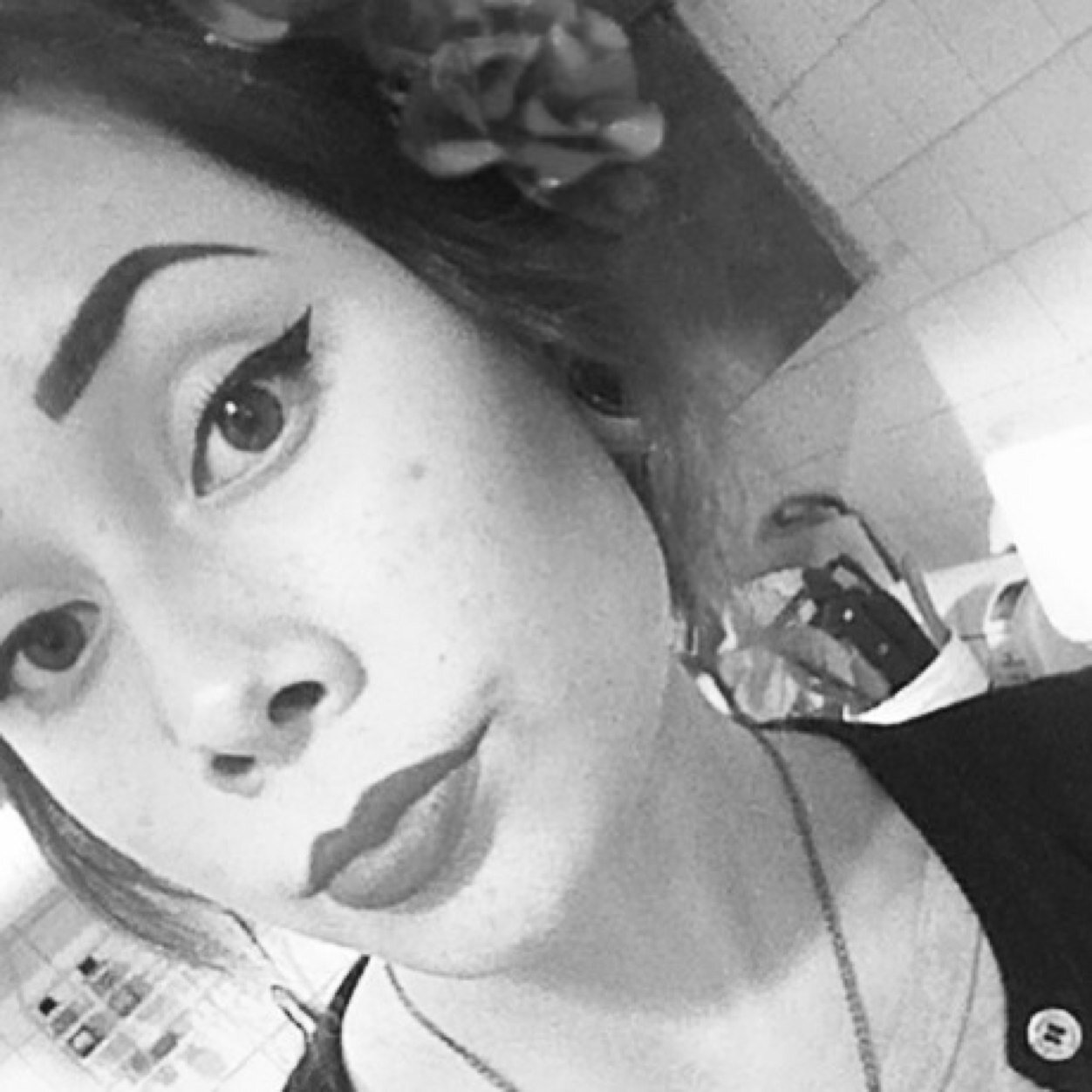 goes by kimmie, red lipstick, hates gorillas :D follow & i'll follow ^_3