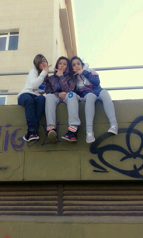 soi graciosa me gusta estar con mis amigos donde sea juego al futbol en un ekipo femenino y weno mas cosas pero no ai ganas de contarlas ; D