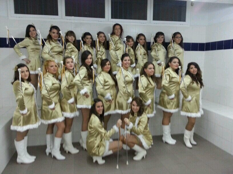 Somos un grupo de chicas que ensayamos para los desfiles de majorettes en Getafe y nos encanta.