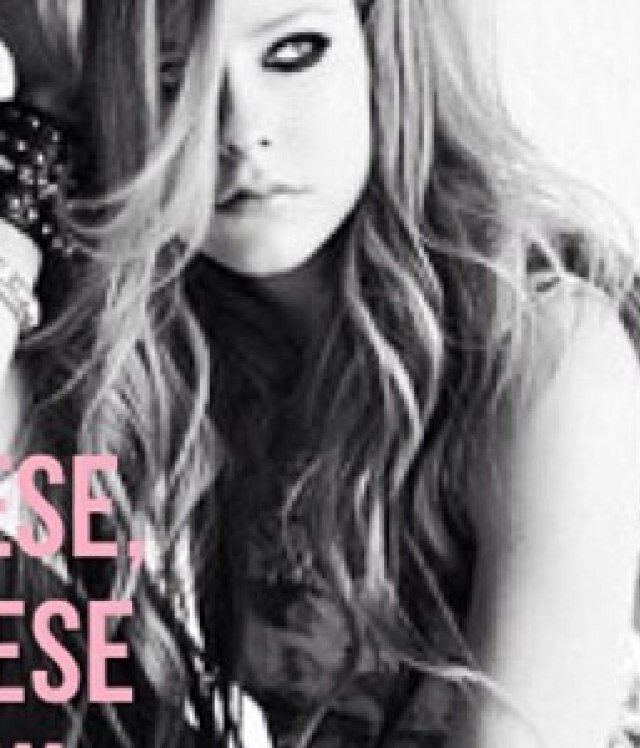 Hello guys my name is Venessa and im a 12 year old girl that loves @AvrilLavigne im a bigger fan than anyother fan of @AvrilLavigne ~ #LittleBlackStarForever ★