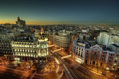 Esto es Madrid, chulos, putas y locos.