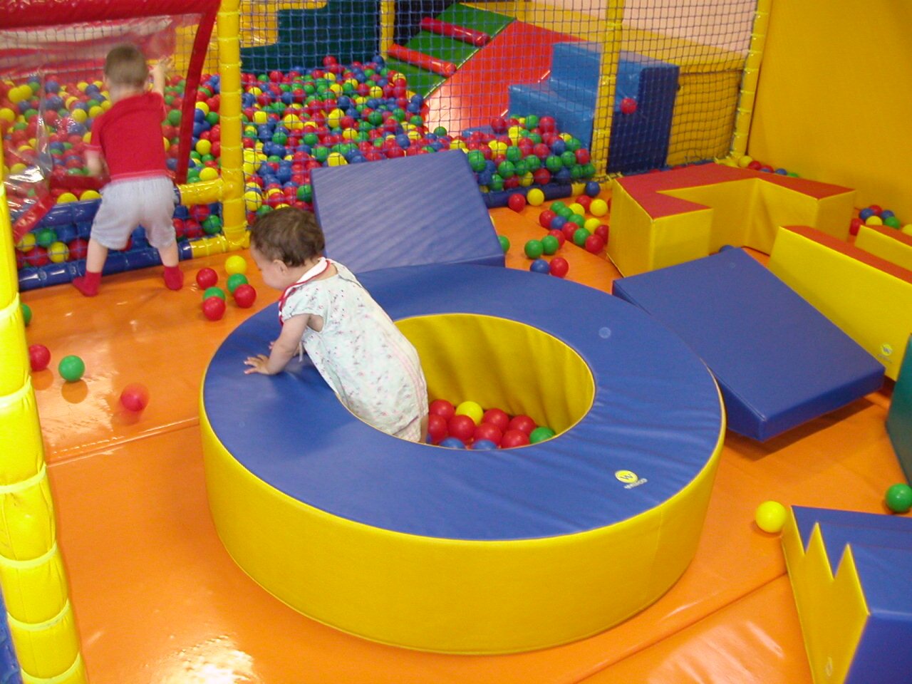 Parc d'attraction de 700m², sécurisé, climatisé, réalisé pour le plaisir des enfants:toboggans,piscine à  balles,tyroliennes, trampolines,ponts de singes,luges.