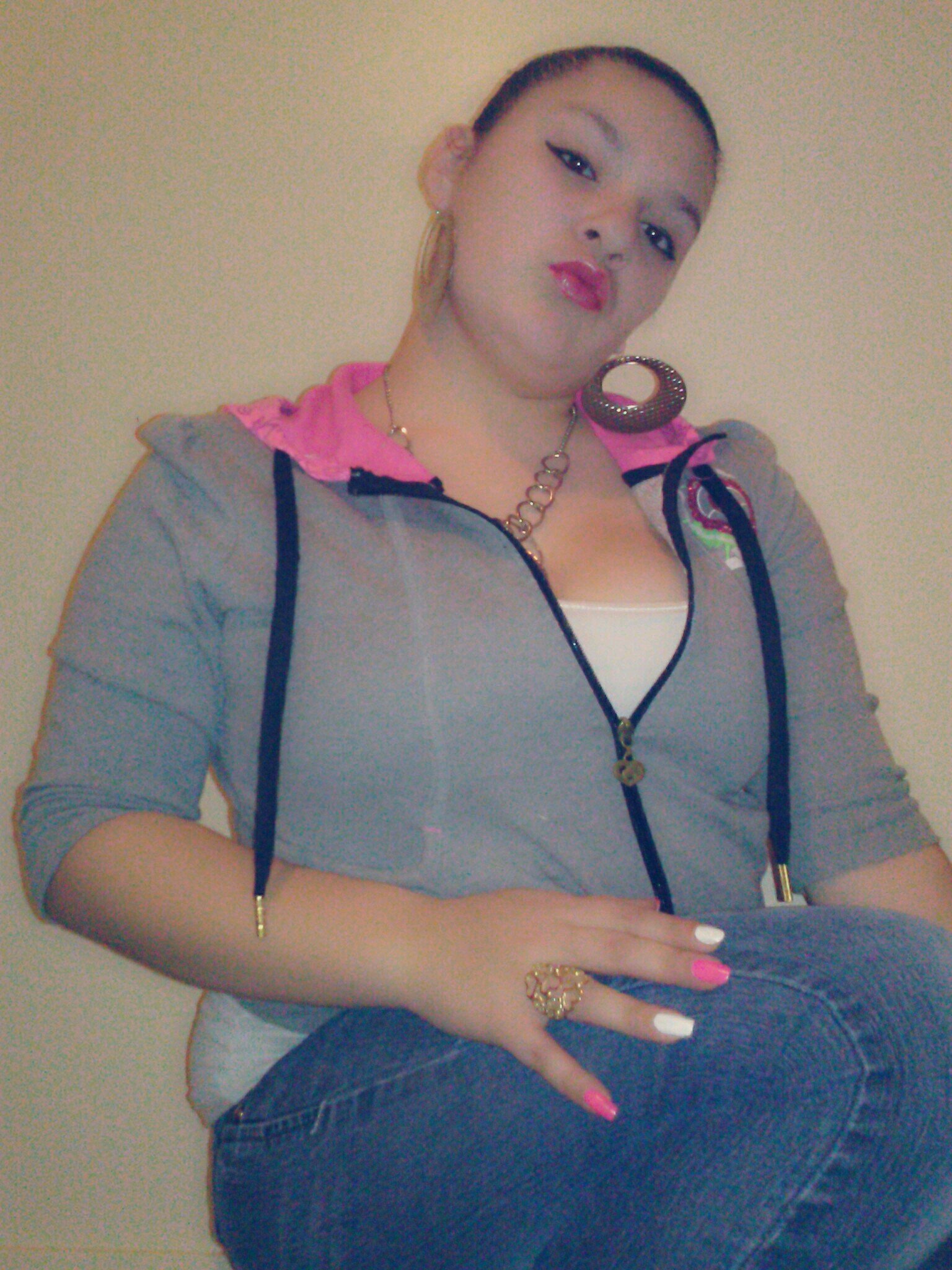 samantha im 19 young living life to the fullest working on my education getting this money ....money over everything thats all that matters...