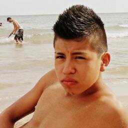 jugar al futbol , es mi vida.