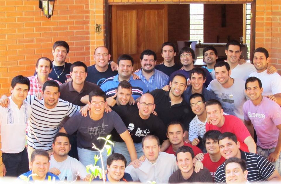 “Dejad al hombre viejo para que surja el hombre nuevo!...”   Ave Imperatrix, Morituri te salutant.
                               (RAMA DE HOMBRES 2014)