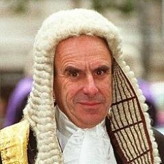 Un lord ingles, mas educado que cualquiera de ustedes. Los veo desde arriba y por eso, les digo sus pinches verdades.