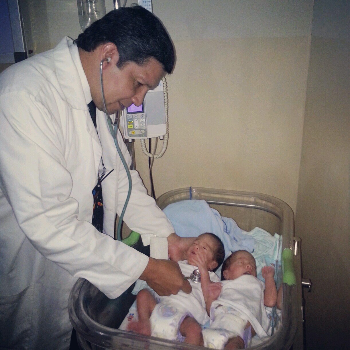 PEDIATRA-NEONATOLOGO. La familia lo primero. Exigente y perfeccionista. Nunca descanso en busca de la realidad y el entendimiento.