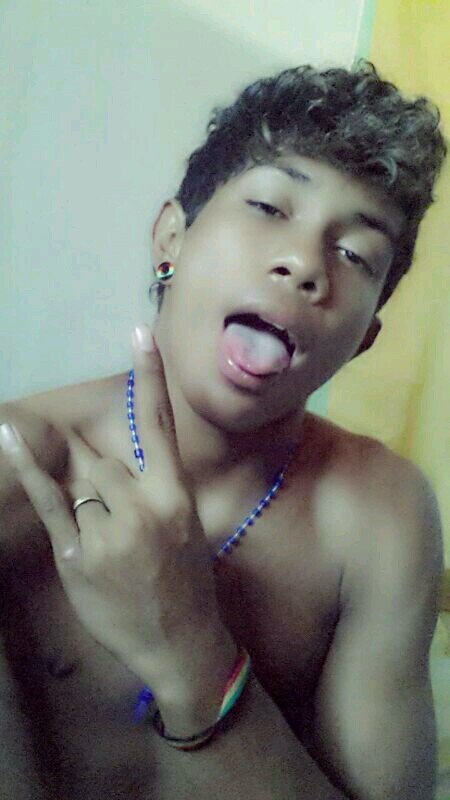 é chato quando alguém faz vocé se sentir especial e derrepente te deixa de lado, e ai você tem que agir como se não se importasse, É FODA ISSO