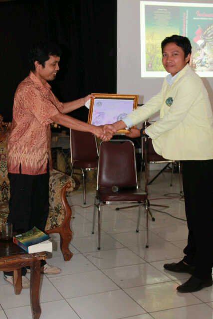 Berjuang tiada matinya, hanya untuk menghilangkan segala bentuk penghisapan manusia...
 
 Mewujudkan Kemerdekaan Sejati....