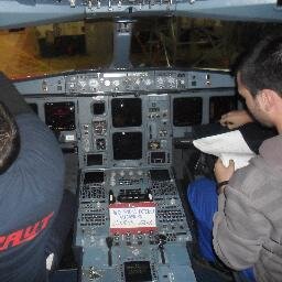 La hélice es un ventilador que mantiene fresquito al piloto, en cuanto se para, el piloto empieza a sudar.