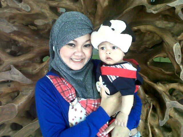Hal yang terpenting dalam hidup saya cuman suami dan anakkk .!!