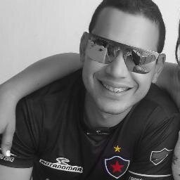 Amante da própria vida, da minha família e do futebol nordestino. Estudante, autônomo.