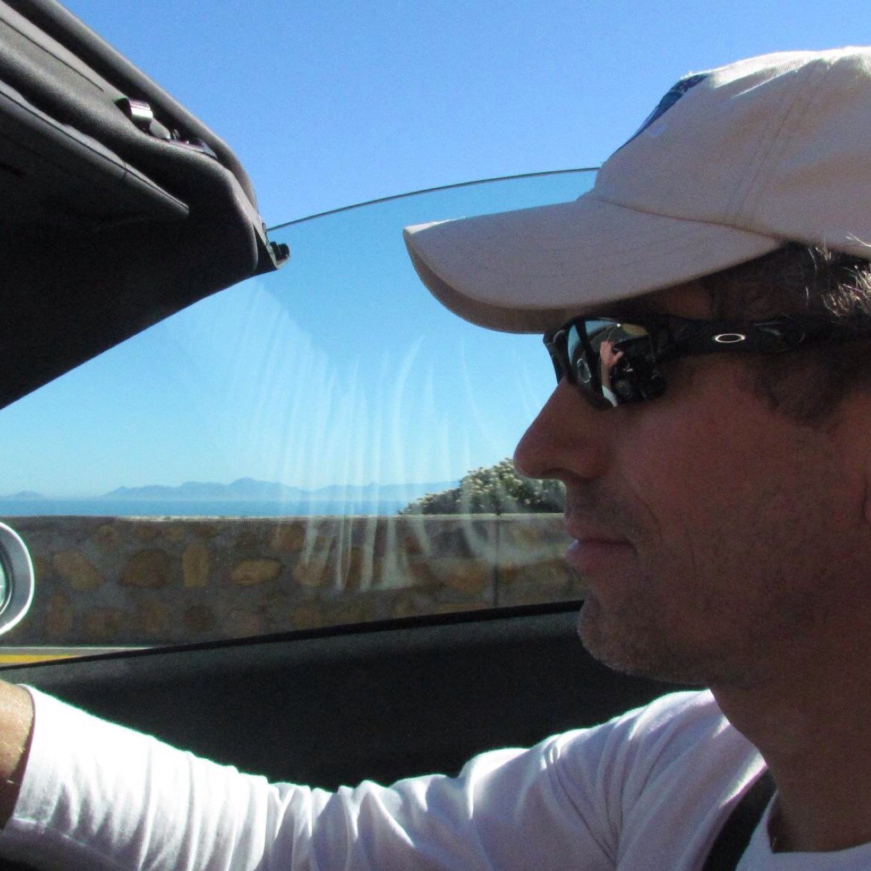 Head of design @ Equalizer, Solid Edge user since 2002, passionate about design, good wine, 2-seaters and Cape Town...and my wife.
