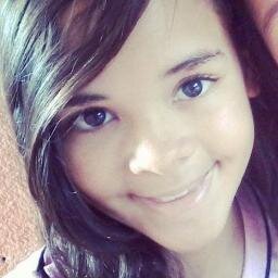 '' Você é o sorriso da minha dor,Pétula da minha flor ,Lágrimas do meus olhos Razão do meu AmOr !