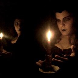 Vlogger, ladrona del cuerpo de Ingrid @Morticia_Burton, discípula de Segundo de Chomón, mujer del Diablo y amante del Cine. ¡Bienvenido a mi Infierno, hijastro!