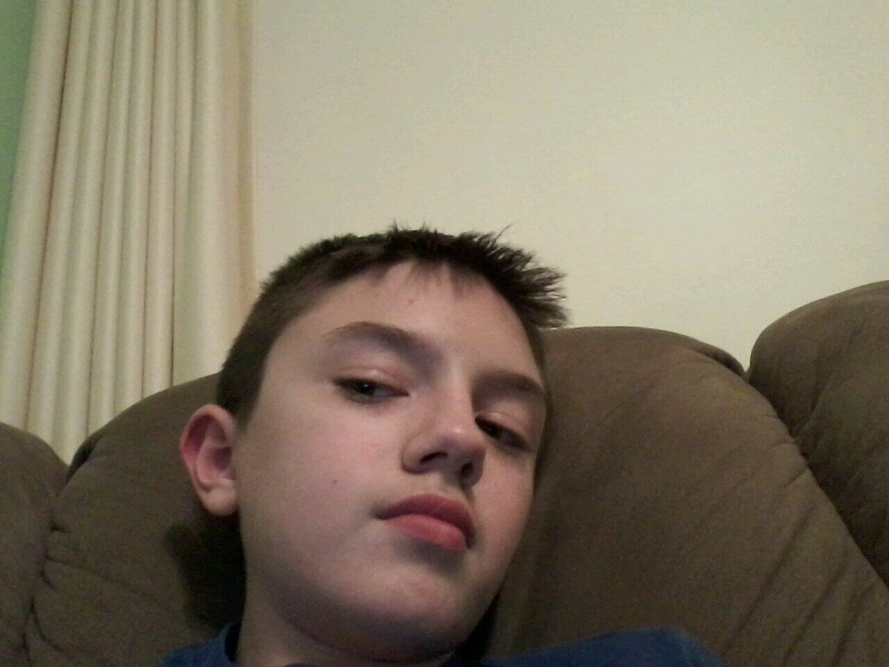 im a new started rapper/wizard who loves to sing and and play sports. Single and looking