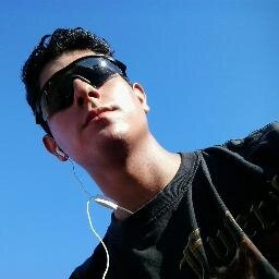tengo 23 años soy super cabro chico escucho metal toko guitarra canto y me encanta salir conocer lugares nuevos compartir con mis amigos. xD