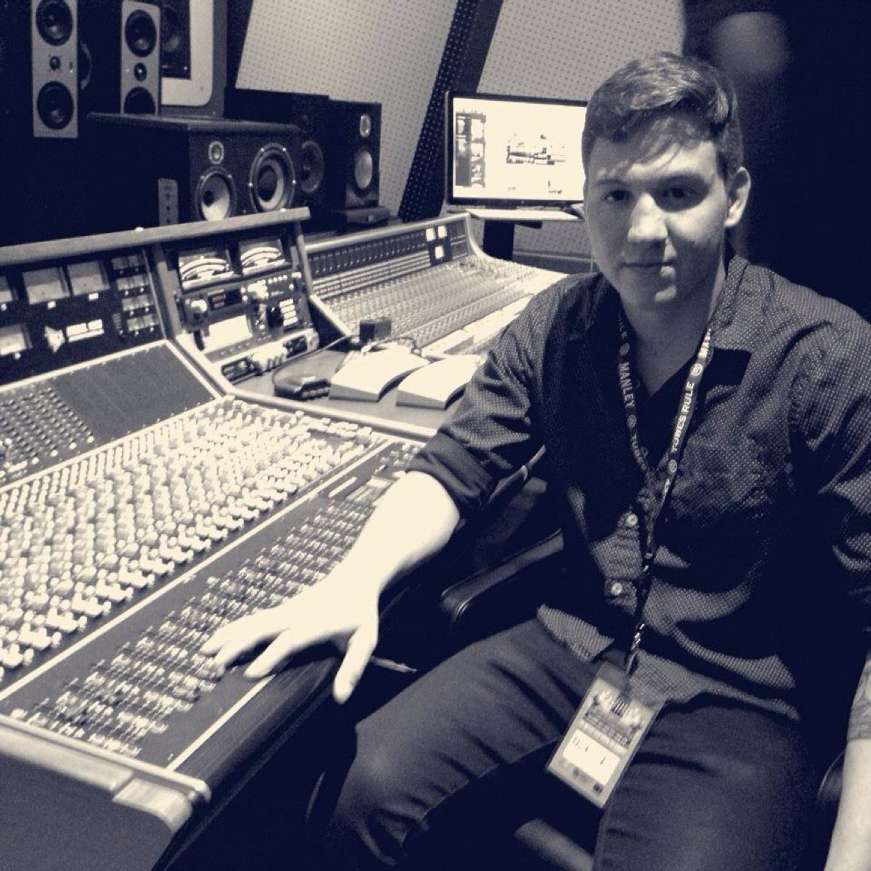 Confinoir's profile picture. 