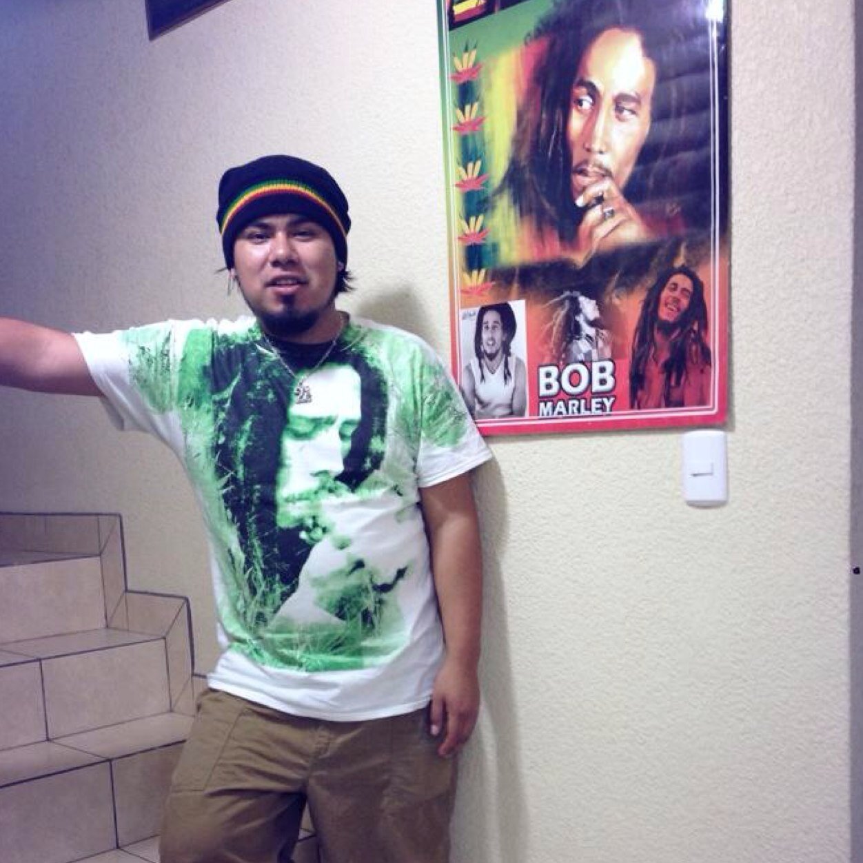 Soy un raper fan de Tupac Shakur de corazon . Lo he seguido toda mi vida y viivo en memoria de el ! Escuchando el mejor rap del mundo !! KILLUMINATI!!