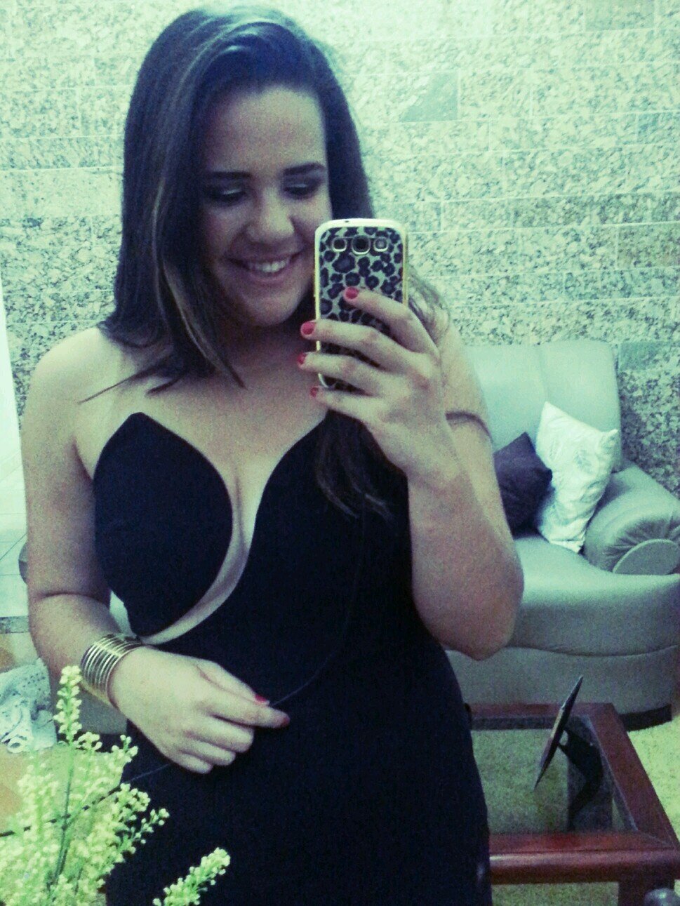 Maquiadora Profissional a 1 ano 
Blogueira - http://t.co/2TR1w42QNl

Espero que voces gostem do meu trabalho , um super Beijoo