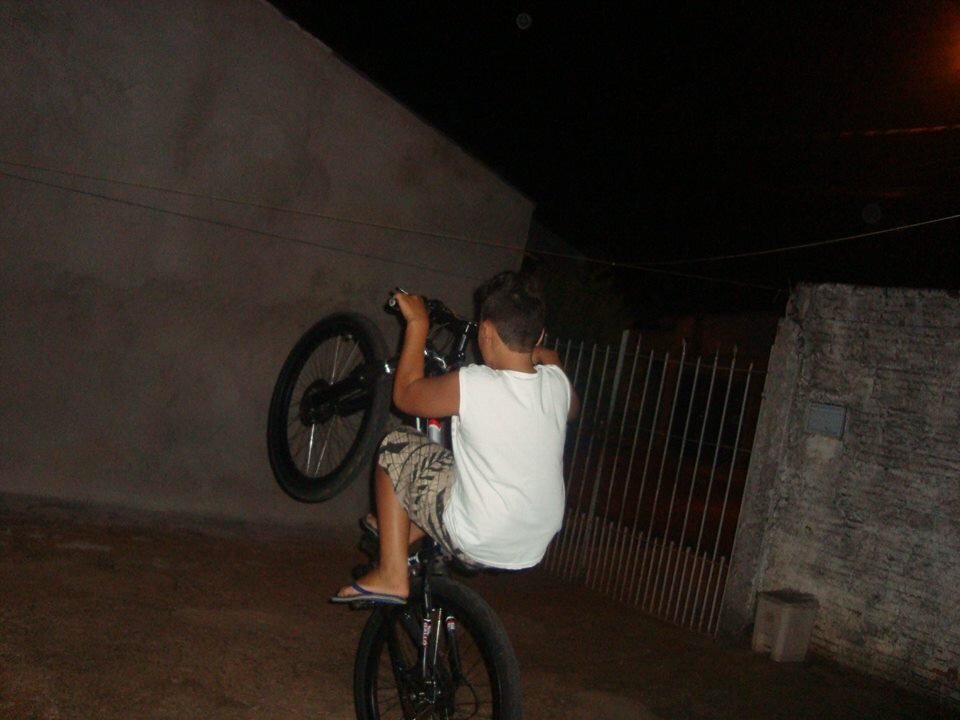 Amo futebol ,lanche e pizza e andar de bicicleta