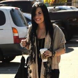 E toda vez que eu abraço alguém fico imaginando como seria se fosse você no lugar @ddlovato... since: 17/09/13