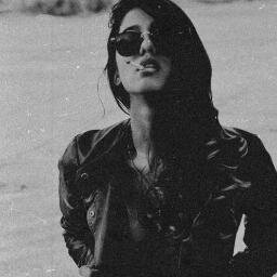 Sarhoşken ayık, ayıkken sarhoş gibiyim. Her halimle tam bir hanımefendiyim.