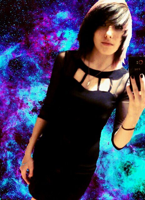 I'm 15, I love music, my friends, and i love talking to new people so hmu :3