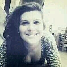 sonrie y a ser feliz(: