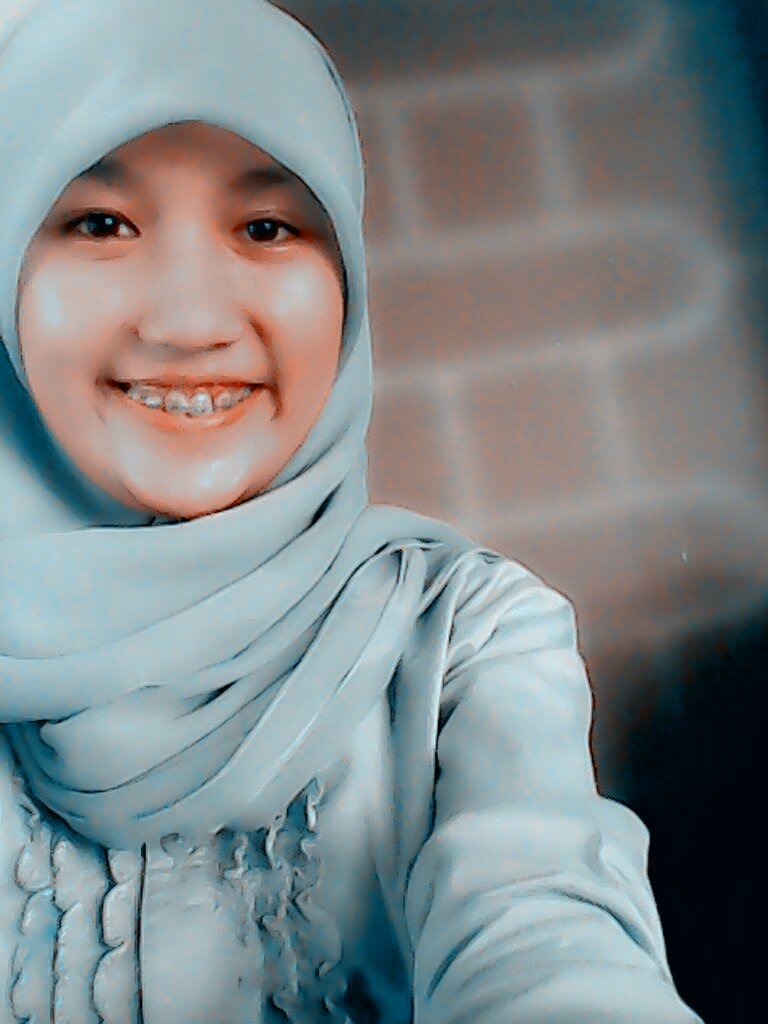 i
 am 18 th on september 21, 1993..study at pharmacy faculty of hasanuddin
 university  makassar..like blue..like french rice..islam anytime♥ Jung 
Yong Hwa