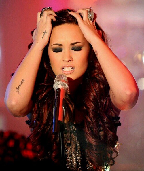 @ddlovato thanks for everything ! love  u so much !!! #3yearsStayingStrong