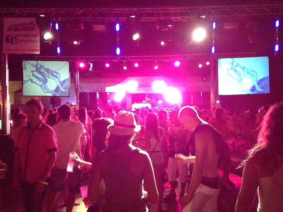 DiscoMoviles , Directos , Eventos,Alquiler de Equipos, Instalaciones de Sonido e iluminación, Tours  Pacha,CocoLoco,Penelope