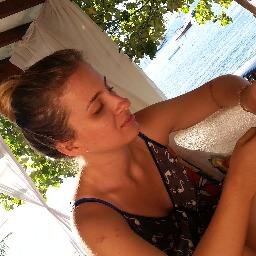 Observadora, busco conhecimento e crescimento através de filosofias que homem algum pode contradizer: a vida e a Criação.