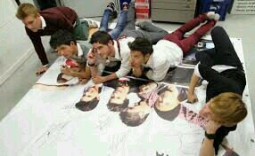 bueno esta cuenta es para poner frases de canciones de auryn!Y como tod@s L@s auryners somos Herman@s pues si me seguis yo os sigo. Os quiero