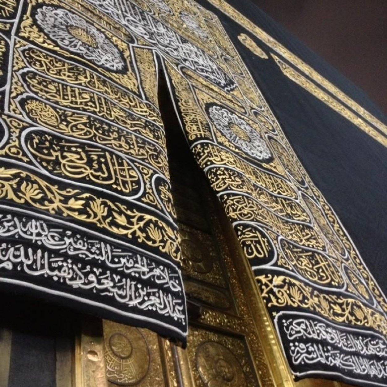 ‏بعيداً عن ضجيج الحزن والهموم سمعتُ منادياً ينادي : ألاَ بذگر الله تطمئنّ القلوب