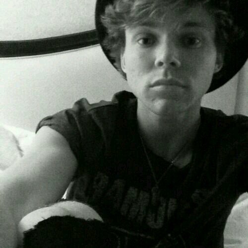 Michael Clifford and Ashton Irwin are my sunshines ♡ O/4 ♡ other acc got suspended