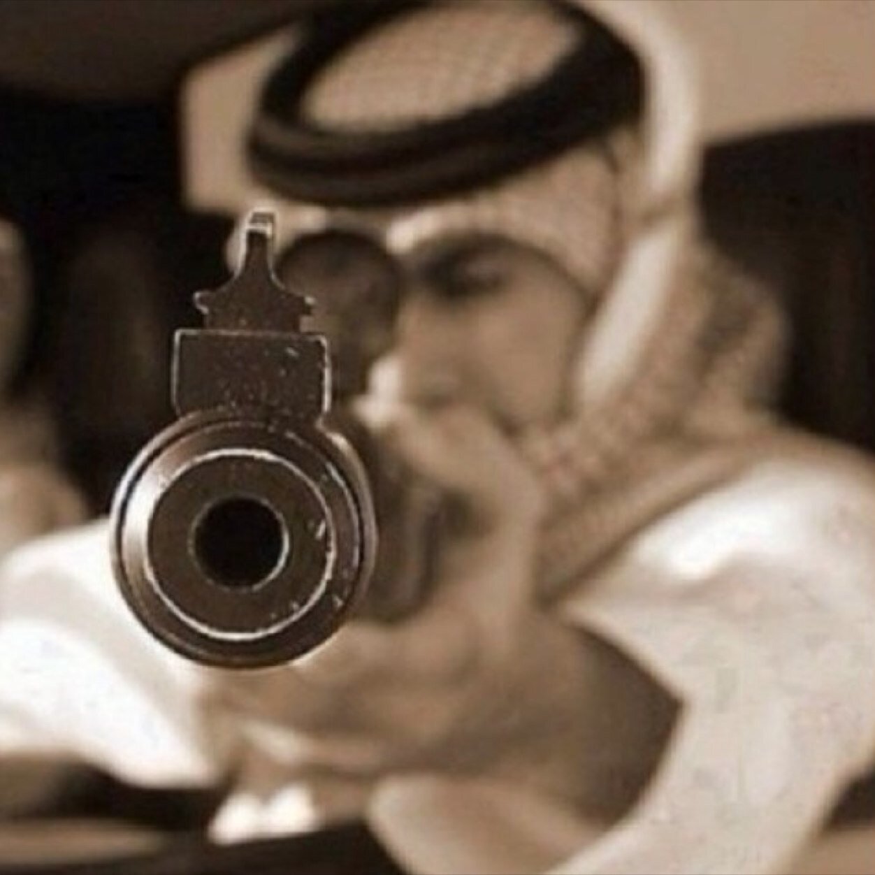 عزة النفس لو تصبح عليها فقير ***والله انك بخيت ووالله انك غني ***دام ربي كفل رزقك وعايش بخير*** لا تكدر على نفسك و نومك هني***