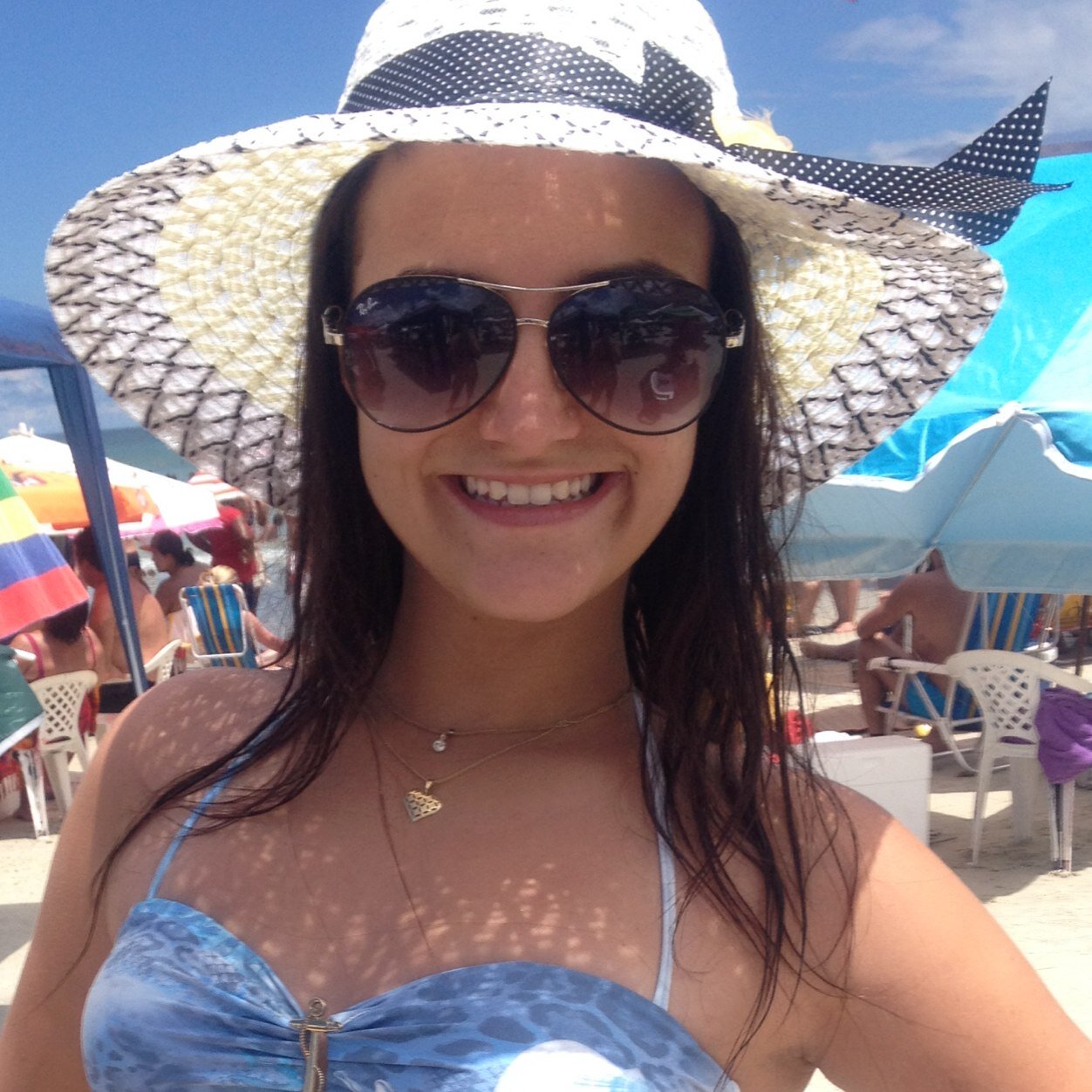 alineoliveira_6's profile picture. “E se você odiar a minha história, desculpe, ela não foi escrita para você.” — A Cabana