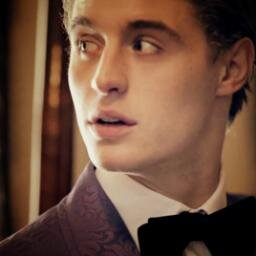 Julien_48's profile picture. Julién Etienne Morneau, 25 años. Hijo de Marguerite y Maurice Morneau. Tengo cuatro hermanos pequeños. #LesMisNoHomo #2ndGeneration