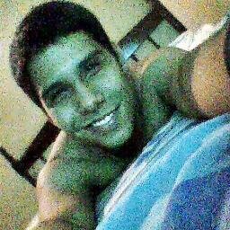 Estou tentando me entender. Tentando dar a alguém o que vivi e não sei a quem, mas não quero ficar com o que vivi. https://t.co/c3DDuCSN