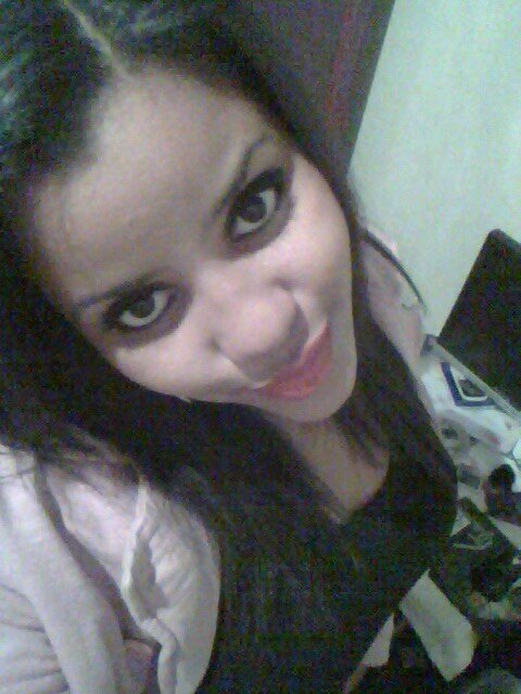 Loka, divertida, espoleta, curiosa, sorridente
