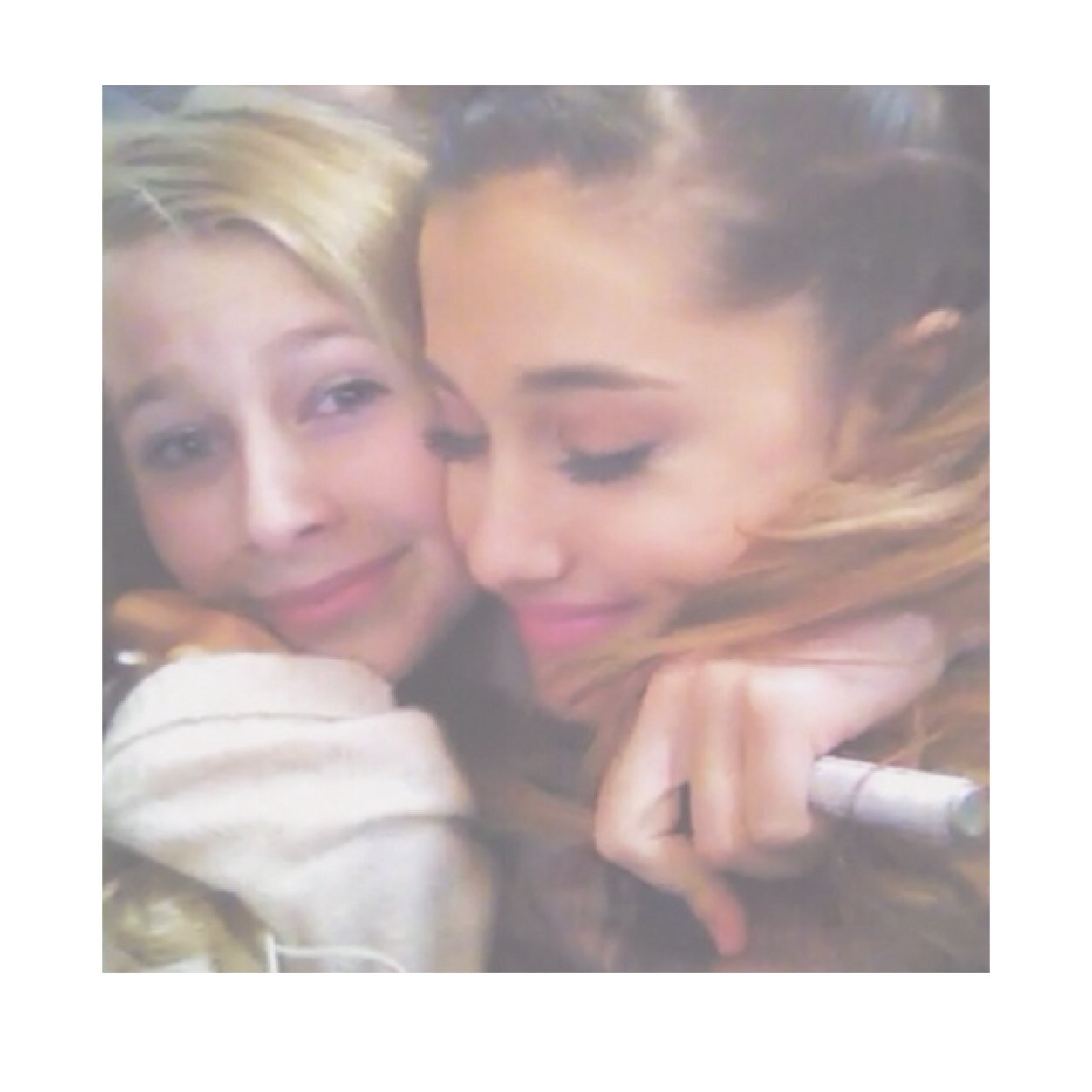 Sarah: ariana i love you! Ariana: ''aww i love you too!'' Ariana hugged sarah and it was the best day EVER ❤️