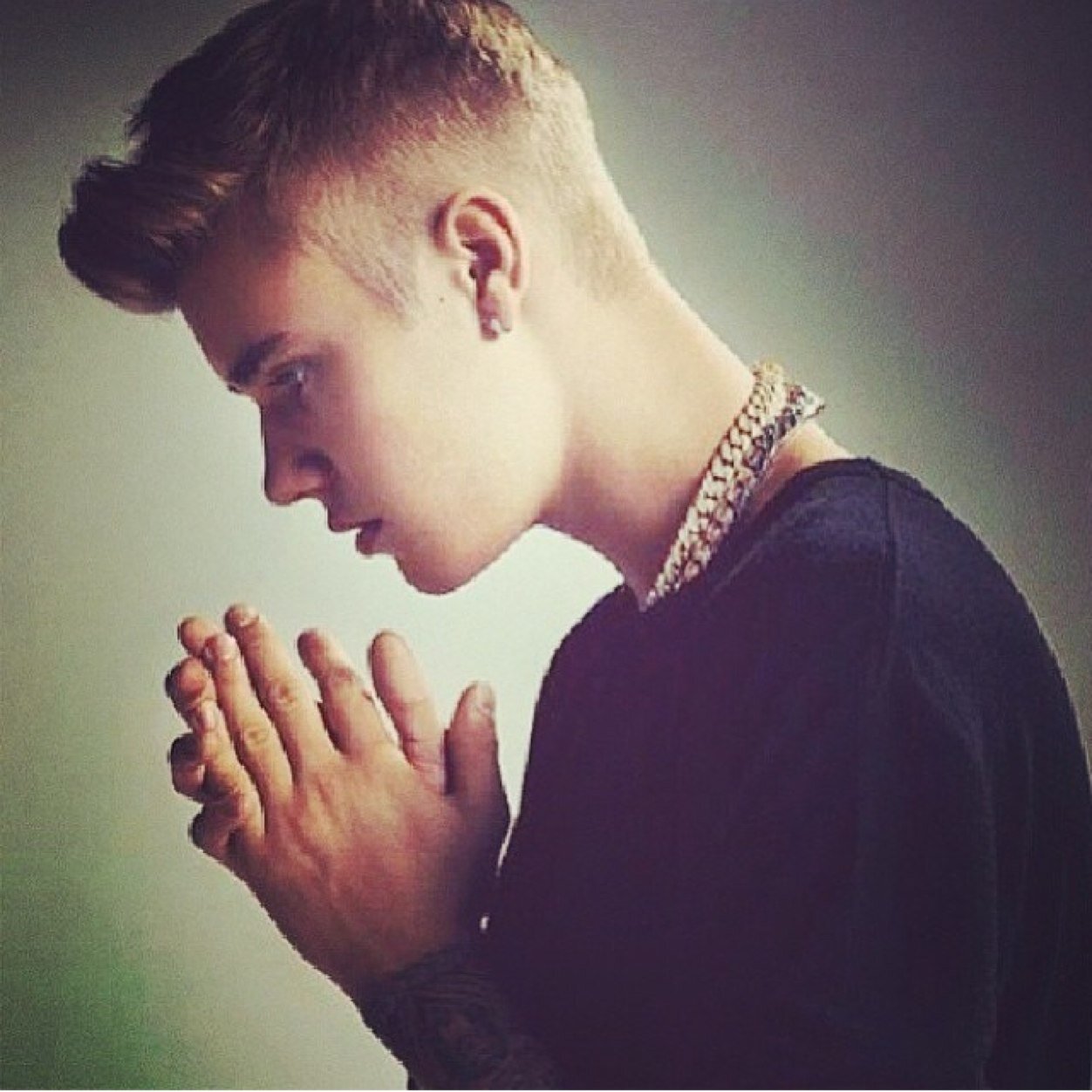 Hey, I'm a boy belieber, follow me for news, pictures and vines ect about Justin Bieber