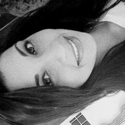 Eu sou feito de Sonhos interrompidos
detalhes despercebidos amores mal resolvidos.
Sou feita de Choros sem ter razão,
pessoas no coração atos por impulsão.