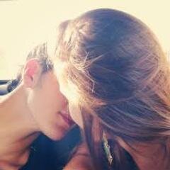 UN BESO ESCRIBE, PERO SOLO EL AMOR DICTA LOS SECRETOS DEL CORAZON (Seeguime y te Sigoo!! :)